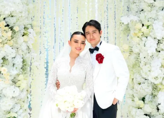 Potret pasangan Amanda Manopo dan Kenny Austin yang resmi menikah pada Jumat, 10 Oktober 2025. (Sumber: Instagram/Amanda Manopo)