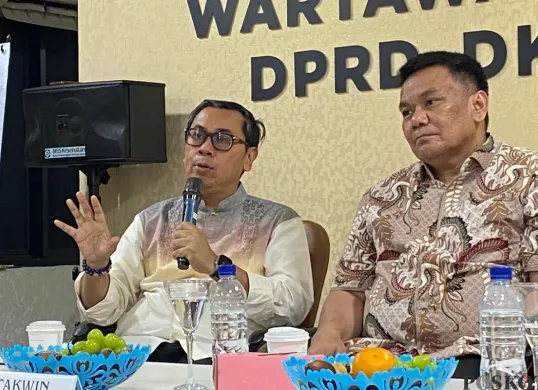 Staf Khusus Gubernur Jakarta, Yustinus Prastowo saat memberikan keterangan kepada awak media di Balai Kota Jakarta, Jumat, 10 Oktober 2025. (Sumber: Poskota/M. Tegar Jihad)