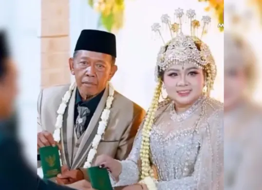 Momen akad nikah Tarman (74) dan Shela Arika (24) di Desa Jeruk, Pacitan, yang viral karena mahar berupa cek senilai Rp 3 miliar. (Sumber: Instagram)