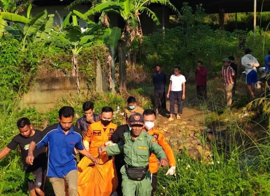 Petugas BPBD dan warga mengevakuasi jasad O, warga Citeureup yang hilang saat pergi memancing. (Sumber: BPBD)