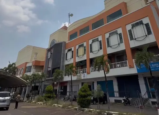 Grand Mall Bekasi, yang berlokasi di Jalan Jenderal Sudirman, Harapan Mulya, resmi menutup seluruh kegiatan operasionalnya. (Sumber: Instagram/@ceritabekasi.co)