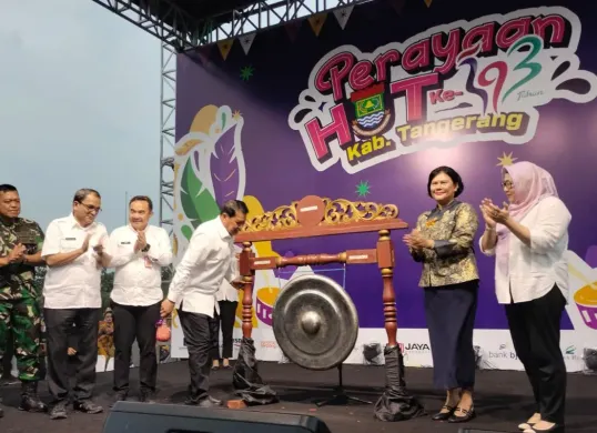 Bupati Tangerang, Moch. Maesyal Rasyid memukul gong pembukaan HUT ke-393 Kabupaten Tangerang di Alun-Alun Tigaraksa, Jumat, 10 Oktober 2025. (Sumber: Dok. Pemkab Tangerang)