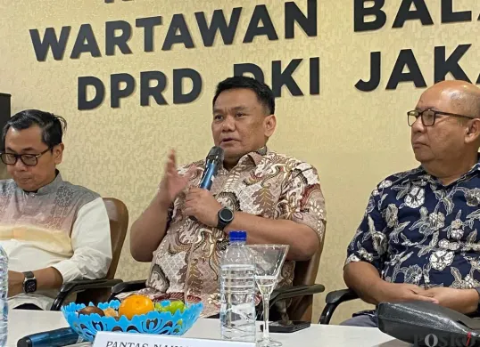 Direktur Utama PT Jakpro, Iwan Takwin saat menyampaikan pernyataan kepada awak media di Balai Kota Jakarta, Jumat, 10 Oktober 2025. (Sumber: Poskota/M. Tegar Jihad)