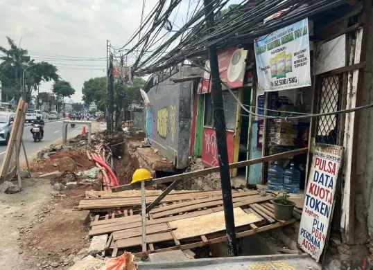 Kondisi tiang miring hingga kabel listrik semerawut di sepanjang Jalan Saharjo, Tebet, Jakarta Selatan, Jumat, 10 Oktober 2025. (Sumber: Poskota/Pandi Ramedhan)
