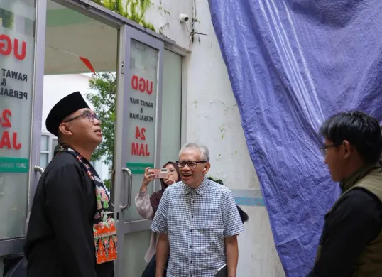 Sekda Kabupaten Bogor meninjau bangunan Puskesmas Citeureup pasca kebakaran. (Sumber: Pemkab Bogor)