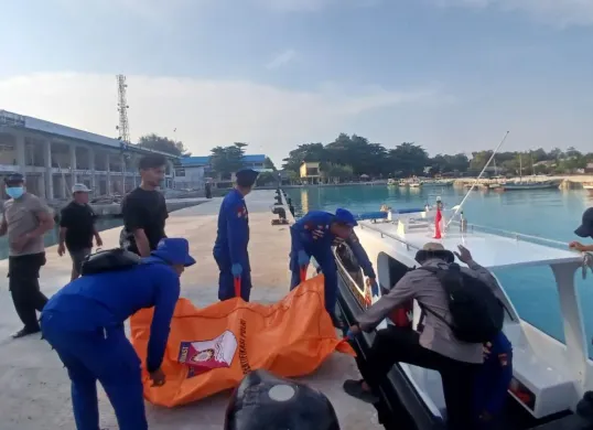 Petugas mengevakuasi mayat pria terambang di Pulau Pari, Kepulauan Seribu, Kamis, 9 Oktober 2025. (Sumber: Dok. Istimewa)