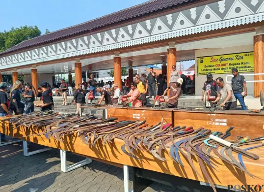 Ratusan sajam hasil sitaan dari berbagai aksi kejahatan Polres Metro Bekasi Kota di Alun-Alun M. Hasibuan, Kecamatan Bekasi Selatan, Jumat, 10 Oktober 2025. (Sumber: Poskota/Nurpini Aulia Rapika)