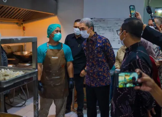 Wali Kota Bogor, Dedie A. Rachim meninjau SPPG Yasmin, Kelurahan Curug Mekar, Kecamatan Bogor Barat. (Sumber: Dok. Pemkot Bogor)