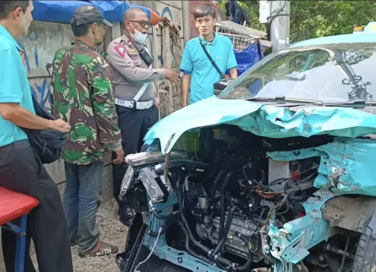 Sebuah taksi tertabrak kereta di perlintasan Jembatan Gantung di Jalan Kembangan Baru, Kecamatan Cengkareng, Jakarta Barat, Jumat, 10 Oktober 2025. (Sumber: Dok. Istimewa)