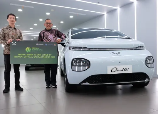 Wuling mendukung Indonesia International Sustainability Forum 2025 dengan menyediakan 10 unit Cloud EV sebagai kendaraan resmi. (Sumber: Wuling)