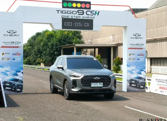 Chery Tiggo 9 CSH AWD saat sesi Media Test Drive di Sirkuit Bridgestone, Karawang, Jumat, 10 Oktober 2025. SUV hybrid ini menunjukkan performa tangguh dan stabil di berbagai medan. (Sumber: Poskota/Ali Mansur)