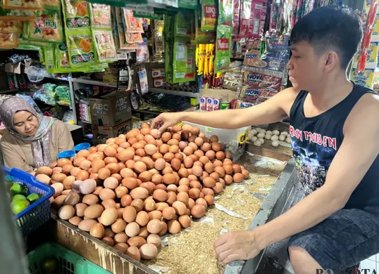 Harga daging hingga telur ayam di Pasar Slipi, Palmerah, Jakarta Barat, mengalami kenaikan, Sabtu, 11 Oktober 2025. (Sumber: Poskota/Pandi Ramedhan)