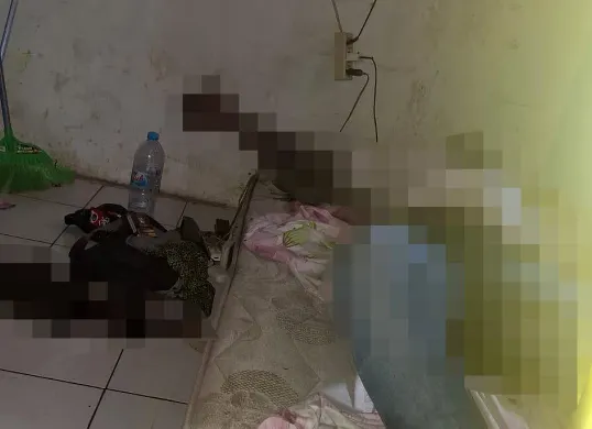 Sesosok mayat pria ditemukan sudah membusuk di rumahnya di RT 04 RW 04, Kelurahan Kemanggisan, Kecamatan Palmerah, Jakbar, Sabtu, 11 Oktober 2025. (Sumber: Istimewa)