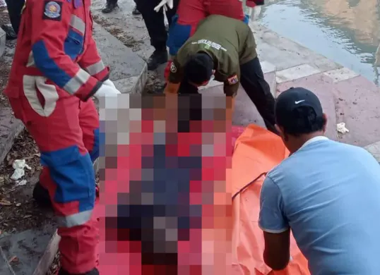 Petugas Gulkarmat Jakarta Utara mengevakuasi mayat wanita di Kali Ciliwung Jalan Kerapu, Kelurahan Ancol, Kecamatan Pademangan pada Sabtu, 11 Oktober 2025. (Sumber: Dok Gulkarmat Jakut)