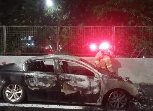 Sebuah mobil terbakar di Jalan Tol Ringroad mengarah ke Tol JOR wilayah Cengkareng, Jakarta Barat, pada Sabtu, 11 Oktober 2025, dini hari. (Sumber: Istimewa)