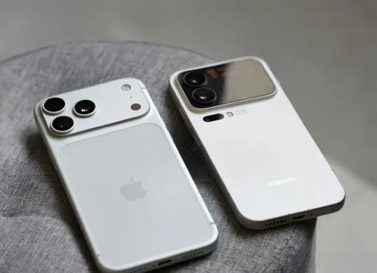 Review Xiaomi 17 Pro Max vs iPhone 17 Pro Max. (Sumber: X/@jan_agrs)