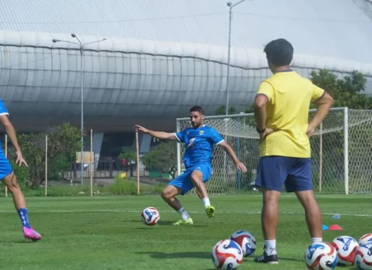 Potret sesi latihan tim Persib Bandung selama jeda internasional Oktober 2025. (Sumber: persib.co.id)