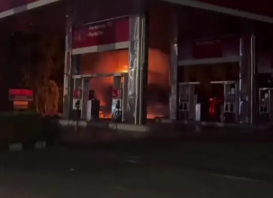 Truk tangki BBM terbakar di SPBU Jalan Kemanggisan Utama Raya, Kemanggisan, Palmerah, Jakarta Barat, pada Sabtu, 11 Oktober 2025 dini hari. (Sumber: Istimewa)