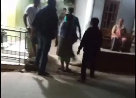 Tangkap layar warga berkumpul di TKP penikaman istri ke suaminya di Klapanunggal, Kabupaten Bogor.