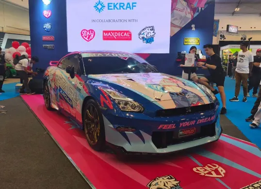 Kolaborasi MaxDecal dan SekuyaEVOS di IMX 2025 menghadirkan karya seni otomotif bertema multiverse. (Sumber: Poskota/Erwan Hartawan)