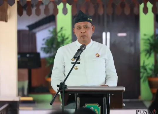 Wali Kota Bekasi, Tri Adhianto saat menyampaikan sosialisasi Program Pemagangan ke Jepang di Plaza Pemkot Bekasi, Minggu, 12 Oktober 2025. (Sumber: Dok. Pemkot Bekasi)