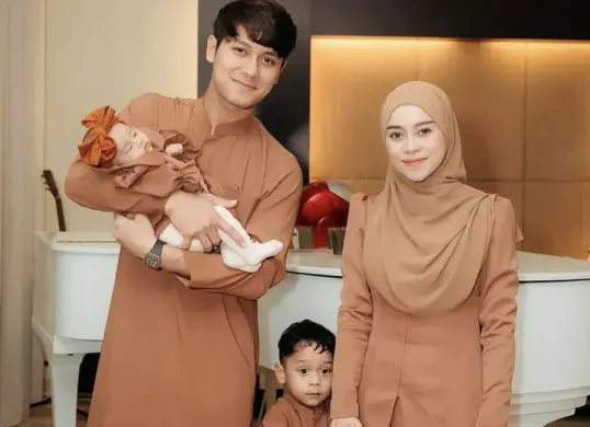 Lesti Kejora dan Rizky Billar bersama anak-anak mereka dalam momen pengumuman kehamilan ketiga yang penuh kehangatan dan cinta. (Sumber: Instagram/@lestikejora)