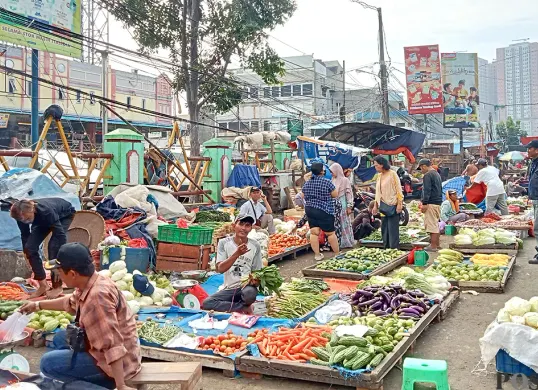 Aktivitas jual beli di Pasar Baru Bekasi pada Minggu, 12 Oktober 2025, yang ramai meski harga sejumlah bahan pokok mengalami kenaikan. (Sumber: POSKOTA | Foto: Nurpini Aulia Rapika)