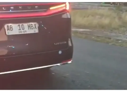 Peristiwa rombongan kendaraan berpatwal yang menyalip mobil Gubernur Daerah Istimewa Yogyakarta (DIY) Sri Sultan Hamengku Buwono X tengah menjadi sorotan publik (Sumber: X/@rodadotco)