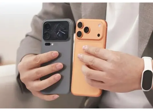 Head to Head iPhone 17 Pro dan Xiaomi 17 Pro Max. (Sumber: X/@TechHome100)