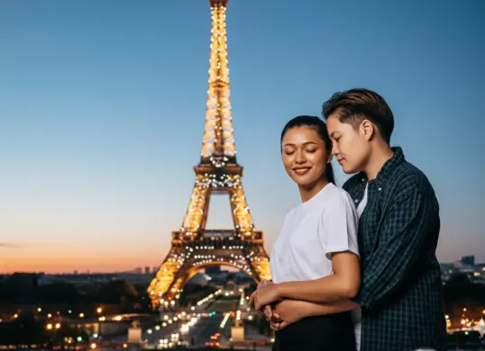 Hasil edit prompt Gemini AI foto pasangan romantis liburan di Eropa. (Sumber: Freepik/jcomp)
