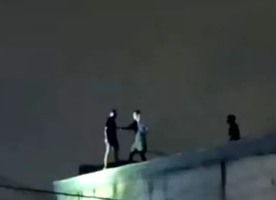 Tangkap layar insiden pertengkaran dua orang warga di salah satu atap rumah di Jalan Ancol Selatan, Tanjung Priok, Jakarta Utara, Jumat, 10 Oktober 2025.