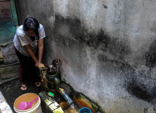 Warga beraktivitas di kawasan padat penduduk Tanah Tinggi Johar Baru, Jakarta, Minggu, 12 Oktober 2025. (Sumber: POSKOTA | Foto: Bilal Nugraha Ginanjar)