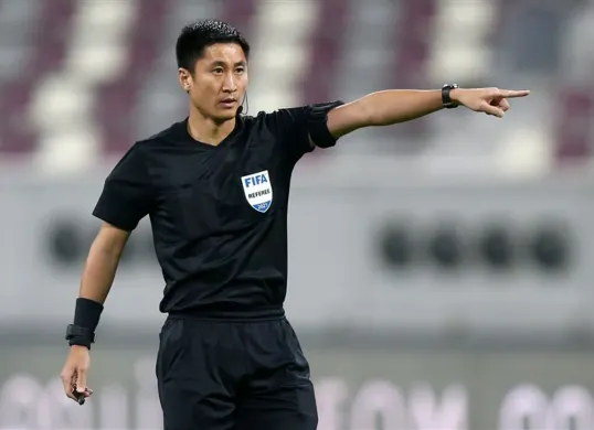 Wasit asal China, Ma Ning yang tengah menjadi sorotan usai  kekalahan Timnas Indonesia dari Irak dengan skor tipis 0-1 di matchday kedua ronde keempat kualifikasi Piala Dunia 2026 Zona Asia Grup B. (Sumber: X/@idextratime)