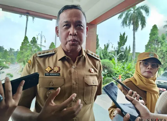 Wali Kota Bekasi, Tri Adhianto, saat ditemui di Plaza Pemkot Bekasi, Senin 13 Oktober 2025. Ia menyampaikan bahwa Pemkot berencana menyewa mobil listrik bagi pejabat/ ASN sebagai langkah efisiensi anggaran. (Sumber: Poskota/Nurpini Aulia Rapika)