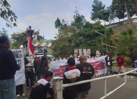 Aliansi Masyarakat Bandung Barat Geruduk Kantor Bupati, dan DPRD Bandung. (Sumber: Gatot Poedji Utomo)