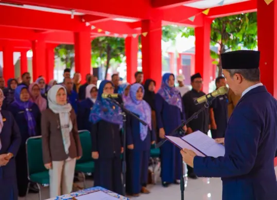 Wali Kota Bogor melantik 49 guru tingkat SD dan SMP usai rotasi di lingkungan Pemkot Bogor. (Sumber: Pemkot Bogor)