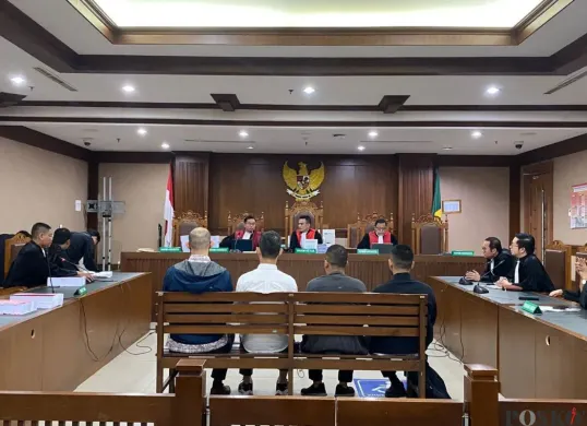Empat terdakwa kasus importasi gula sedang mendengarkan tuntutan dari JPU di Pengadilan Tipikor Jakpus, Senin, 13 Oktober 2025. (Sumber: Poskota/Ramot Sormin)