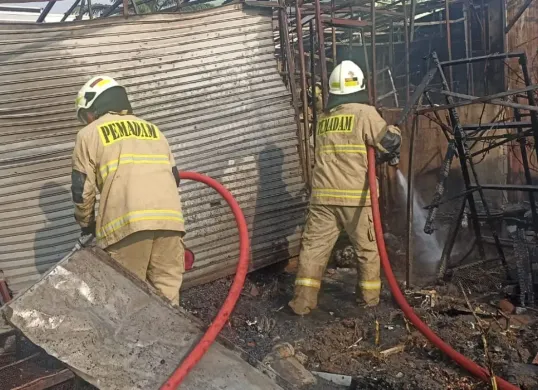 Sebanyak sepuluh kios di kawasan Ruko Mutiara Palem Raya, Cengkareng, Jakarta Barat, hangus terbakar, Senin, 13 Oktober 2025. (Sumber: Dok. Damkar)
