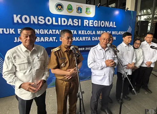 Kepala BGN bersama pimpinan dari tiga Provinsi menyampaikan keterangan pers usai konsolidasi tata kelola MBG di kawasan Sentul, Kabupaten Bogor. (Sumber: POSKOTA | Foto: Giffar Rivana)