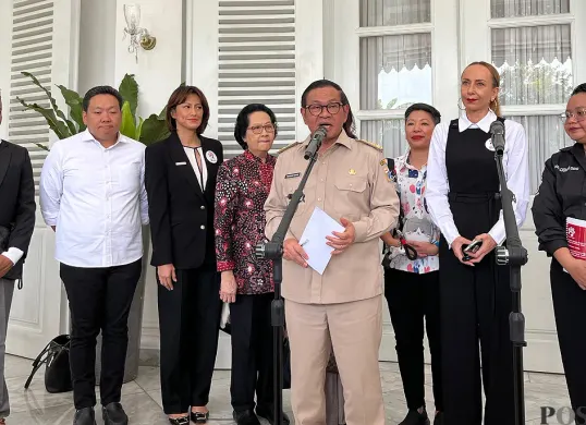 Gubernur Jakarta Pramono Anung saat menyampaikan pernyataan kepada awak media di Balai Kota DKI Jakarta, Senin, 13 Oktober 2025. (Sumber: POSKOTA | Foto: M Tegar Jihad)