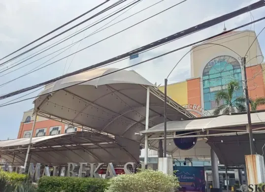 Suasana Grand Mall Bekasi tampak sepi dan tak berpenghuni. (Sumber: POSKOTA | Foto: Nurpini Aulia Rapika)