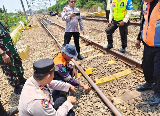 Petugas kepolisian Polsek Cikarang Barat bersama petugas keamanan PT KAI melakukan olah tempat kejadian perkara (TKP) pencurian kabel grounding oleh di jalur rel Cikarang–Tambun. (Sumber: Polsek Cikarang Barat)