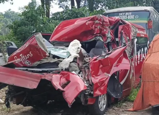Kondisi minibus travel Daytrans yang ringsek usai menabrak bagian belakang truk di Tol Cipularang Purwakarta pada Senin, 13 Oktober 2025. (Sumber: Istimewa)