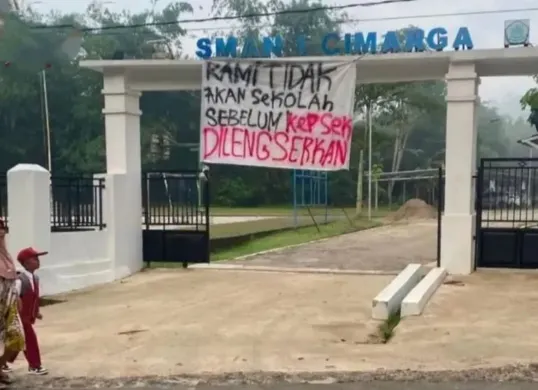 Spanduk terpampang di gerbang SMAN 1 Cimarga, Kabupaten Lebak. (Sumber: Dok. Warga)