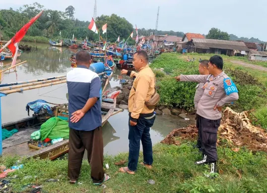 Sejumlah personel Polsek Carita, Pandeglang, bersama warga saat akan melakukan evakuasi korban tersambar petir. (Sumber: Dok. Polsek Carita)