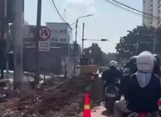 Proyek pembangunan saluran air mengakibatkan lalu lintas jadi padat di Jalan Pos Pengumben, Kembangan, Jakarta Barat. (Sumber: Istimewa)