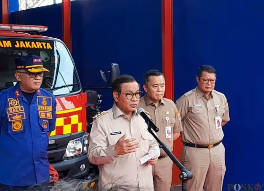 Gubernur Jakarta, Pramono Anung menyampaikan pernyataan kepada awak media di Kebayoran Lama, Jakarta Selatan, Senin, 13 Oktober 2025. (Sumber: Poskota/M. Tegar Jihad)