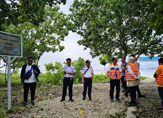 Jajaran ASDP saat meninjau ke Pulau Popole, Kabupaten Pandeglang. (Sumber: Dok Setda Pandeglang)