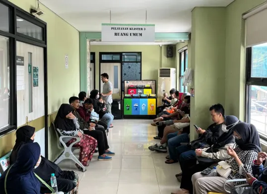 Masyarakat tengah berobat ke Puskesmas Kecamatan Palmerah, Jakarta Barat, Senin, 13 Oktober 2025. (Sumber: Poskota/Pandi Ramedhan)