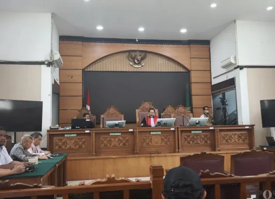 Sidang putusan praperadilan Nadiem Makarim di PN Jakarta Selatan, Senin, 13 Oktober 2025. (Sumber: POSKOTA | Foto: Ali Mansur)